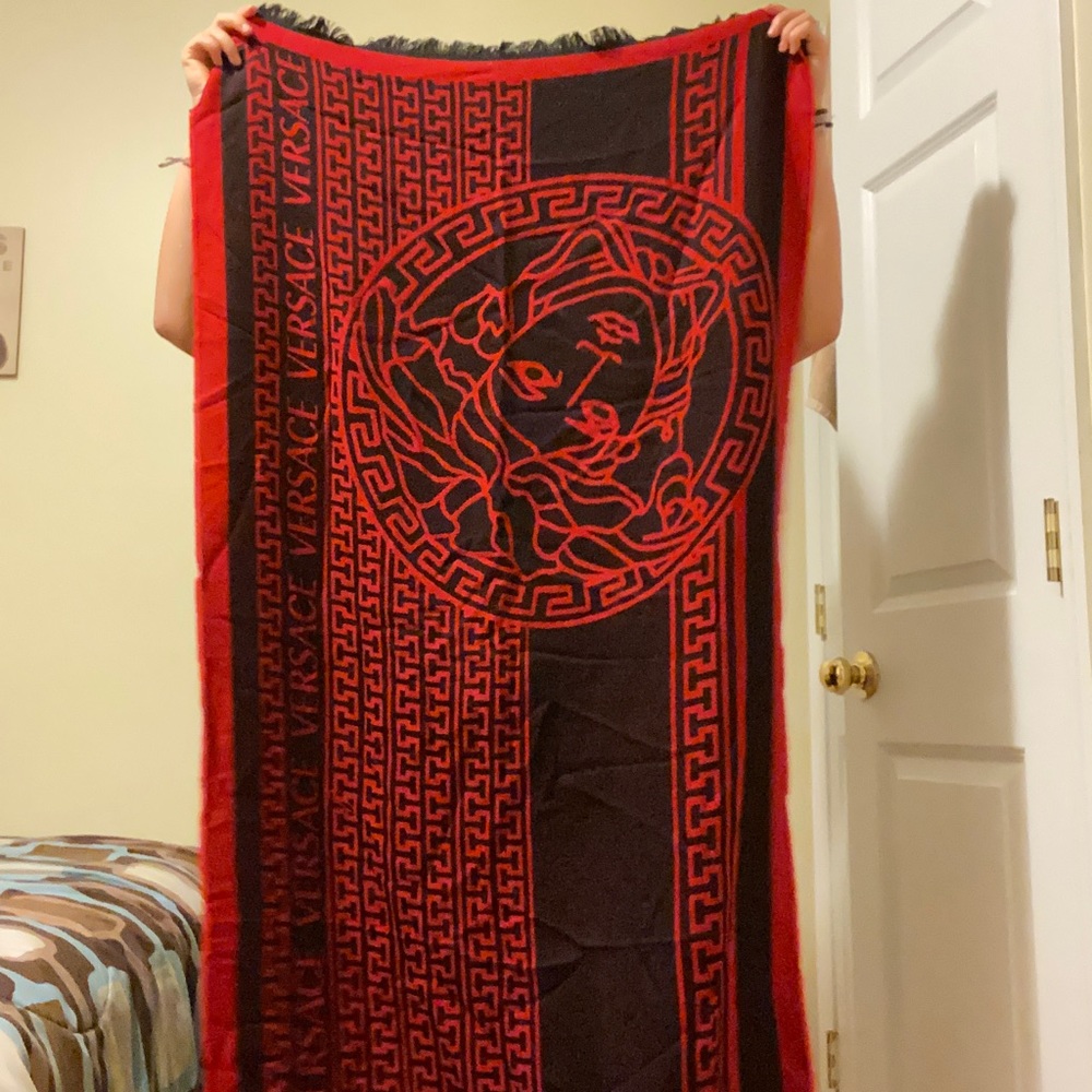 Versace shall/ scarf